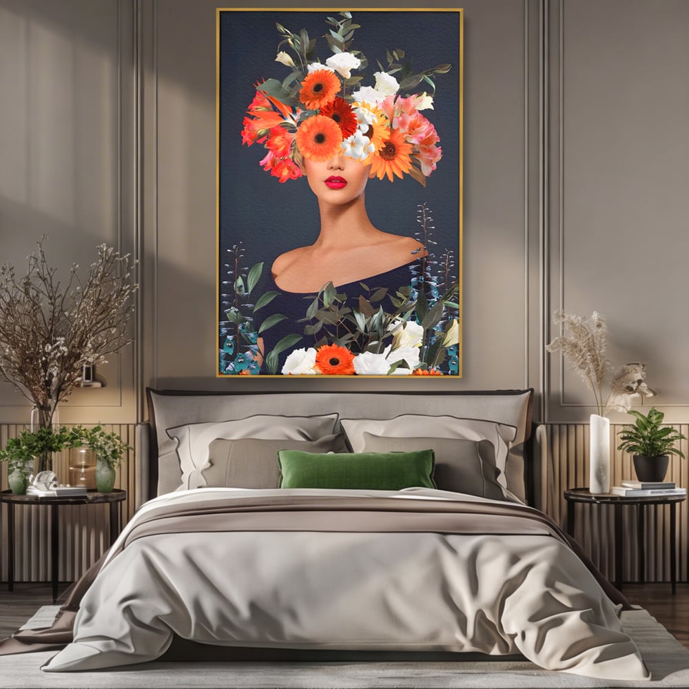 Tablou canvas cu tablou portret femeie cu flori, in rama de aluminiu auriu, pe perete intr-un dormitor